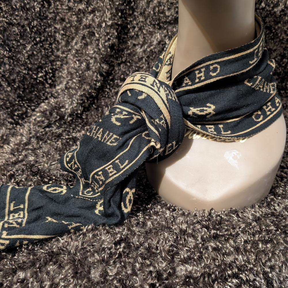 Chanel CC Logo Knit Scarf in Black & Beige - Picture 3 of 6